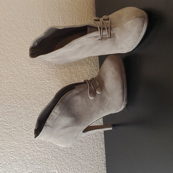 Apt. 9 Shoes - Apt. 9 Ankle Booties Suede Tan Button  sz 7.5